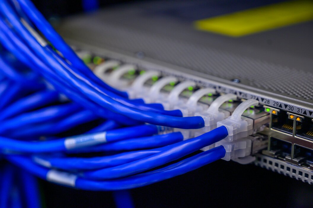 Cavi di rete e apparati networking in un ufficio