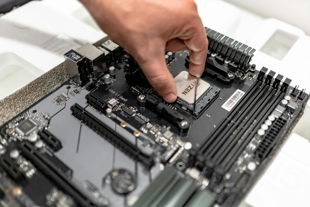 Tecnico che ripara un computer sul banco da lavoro