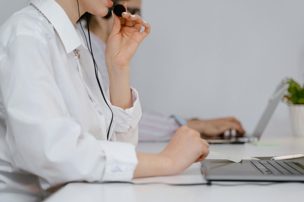 Tecnico informatico che lavora presso la postazione del cliente