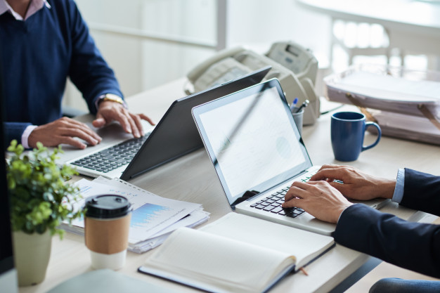 Negozio e studio professionale con postazioni informatiche